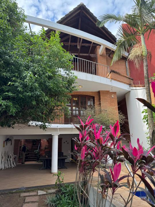 En Venta Casa de 1.195 m2 en AREGUÁ, Barrio Casco Histórico. 4 dormitorios (1 suite). 6 Baños