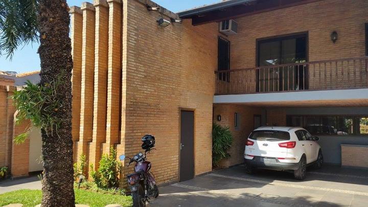 Concretada! Fina Residencia de 862 m2 zona Mburicao