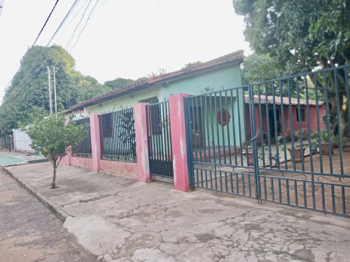 CASA EN ELCENTRO DE LA CIUDAD DE YPACARAI